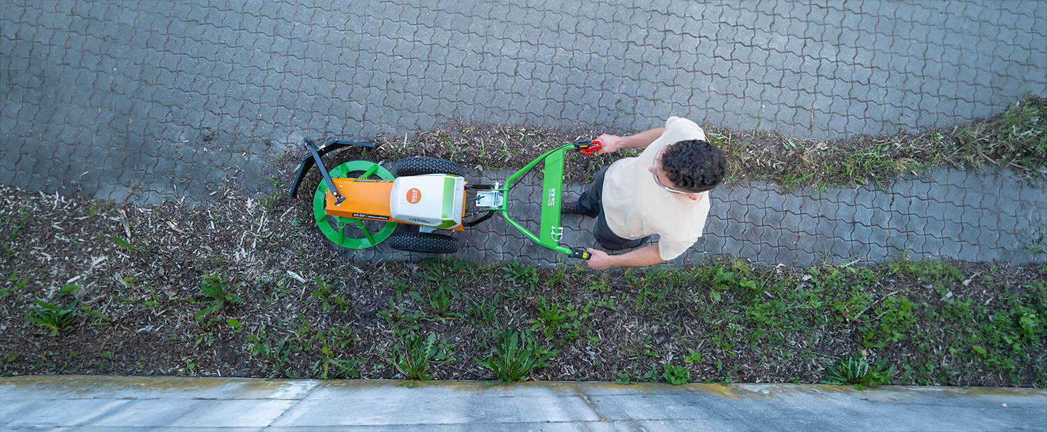 AS-Motor 60 E-Weedhex AP in action, topdown shot showcasing the mechanical weed removal on cobblestone