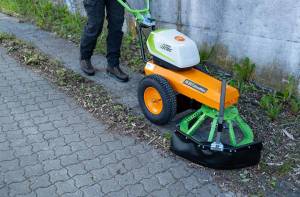AS 60 E-WeedHex AP in action, brushing/removing weed on cobblestone