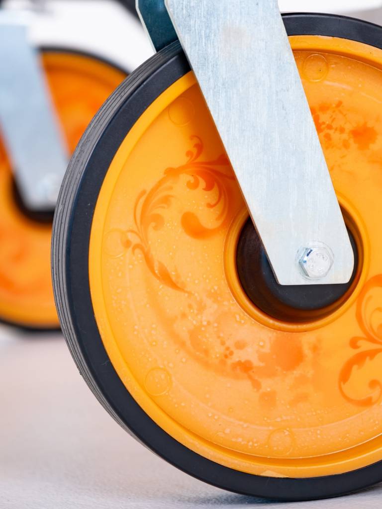Detailansicht eines orangefarbenen Vorderrads mit floralem Airbrush-Motiv am AS 63 Sondermodell