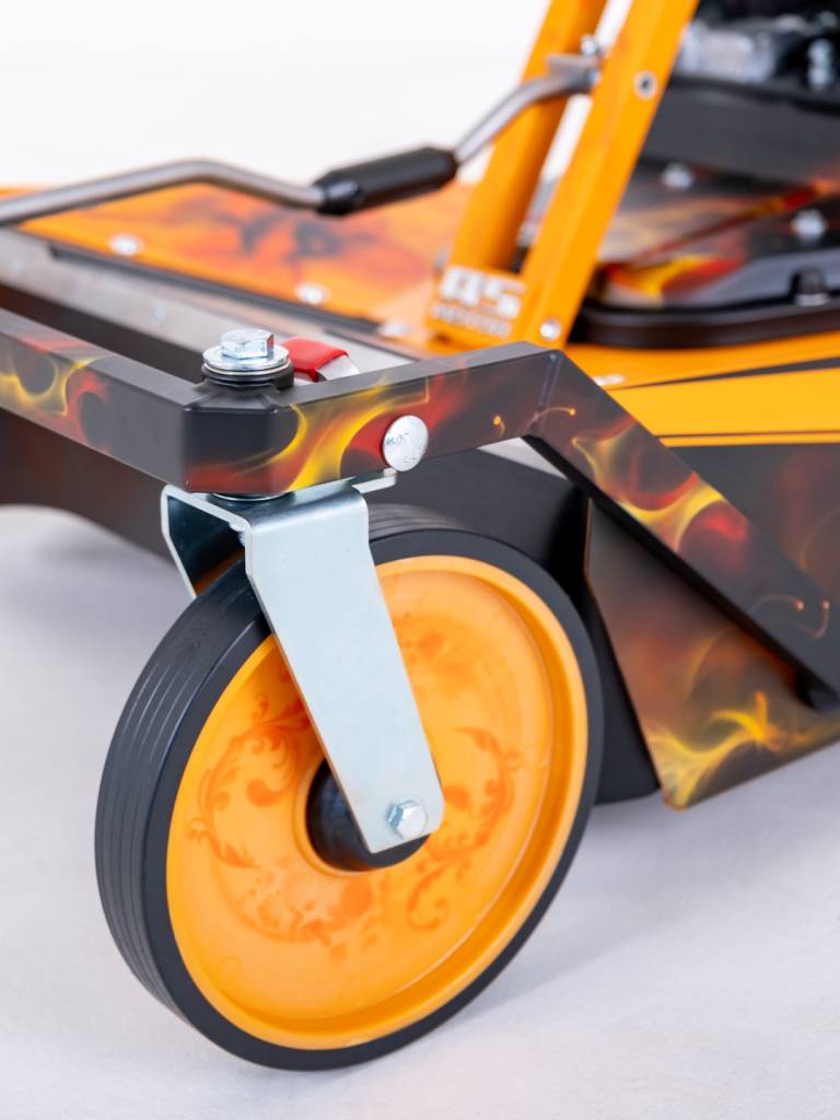 Detailansicht eines orangefarbenen Vorderrads mit floralem Airbrush-Motiv am AS 63 Sondermodell